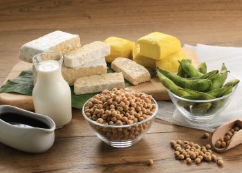 Soybean Futures vs. Cash Basis: How Merchandisers Should Hedge in 2025