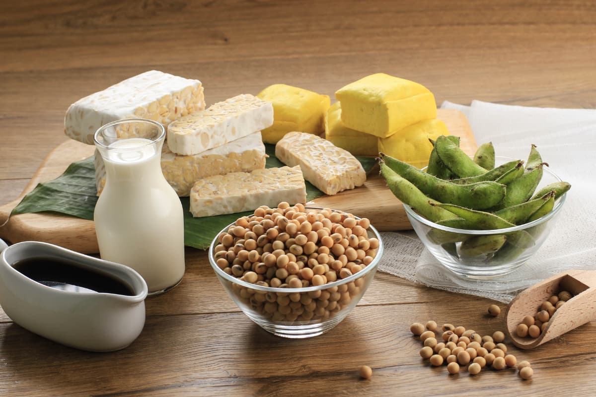 Soybean Futures vs. Cash Basis: How Merchandisers Should Hedge in 2025